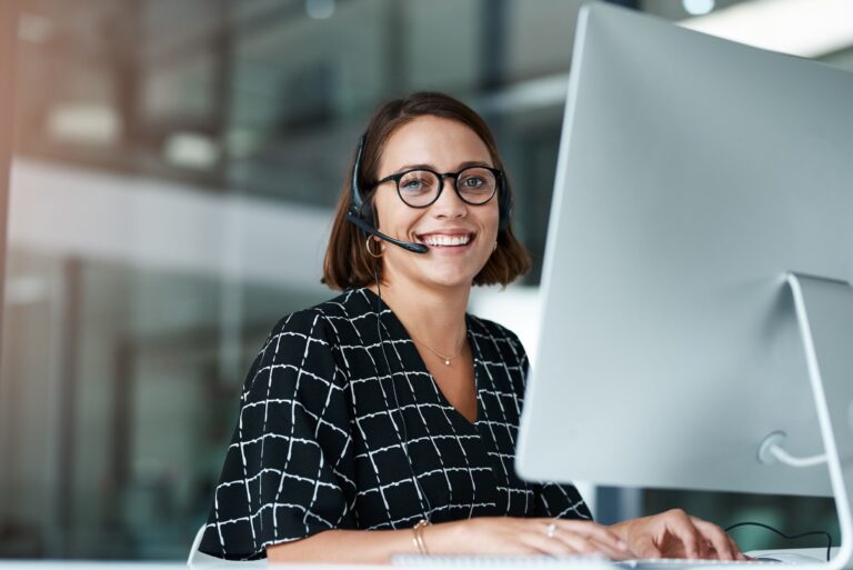 Kundenservice Mitarbeiterin vor dem Computer